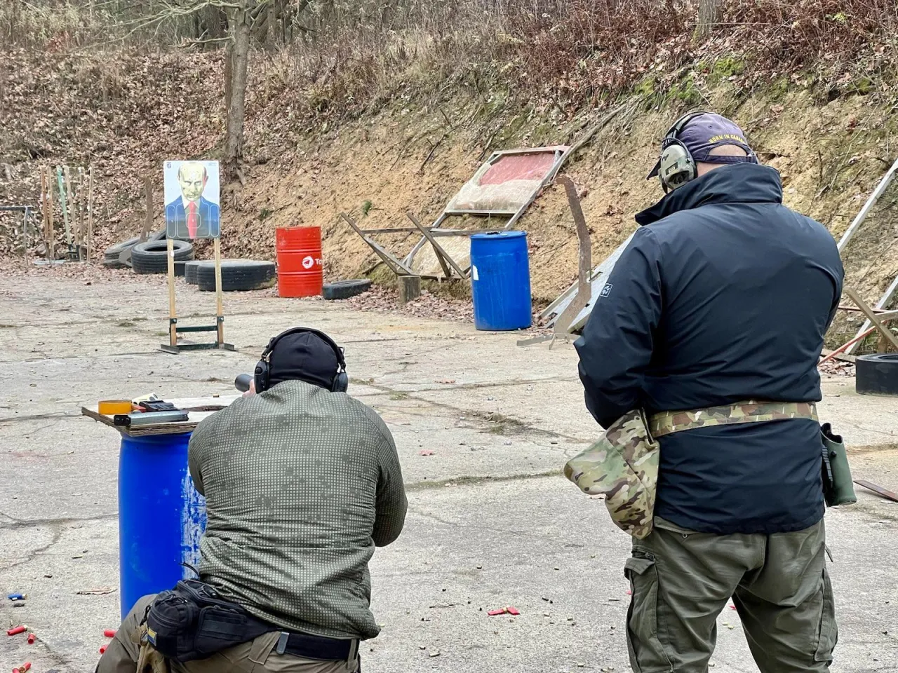 osoba strzelająca na strzelnicy sportowej