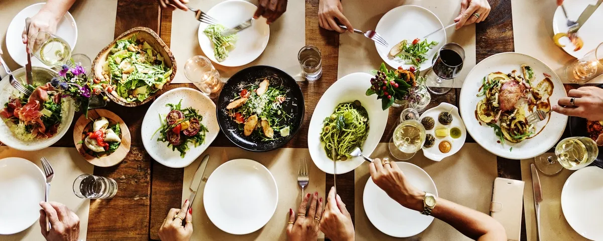 Zdjęcie Catering ile za osobę: Jak uniknąć wysokich kosztów na imprezie?