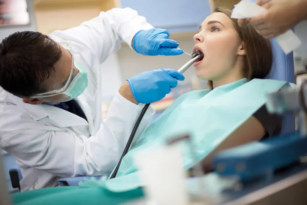 Zdjęcie Co można zrobić u dentysty na nfz? Sprawdź darmowe zabiegi i usługi