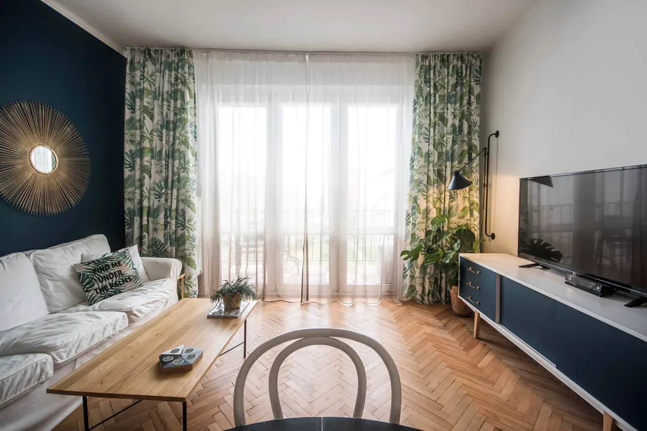 Zdjęcie Jaka ściana z oknem – jasna czy ciemna? Poznaj kluczowe porady i wskazówki