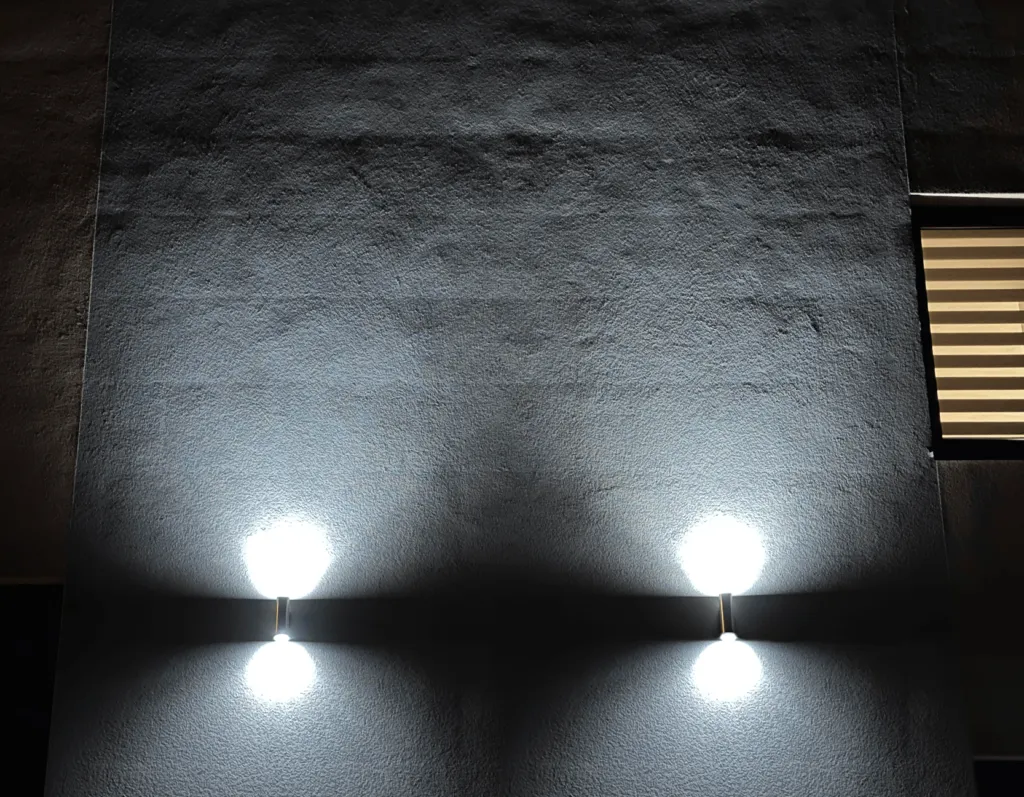 Zdjęcie Jak przymocować lampę do elewacji, aby uniknąć problemów z montażem