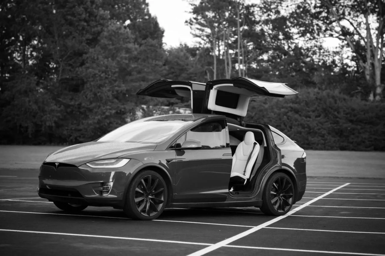 Zdjęcie Tesla ile do 100 km/h: Jak szybko przyspieszają różne modele?