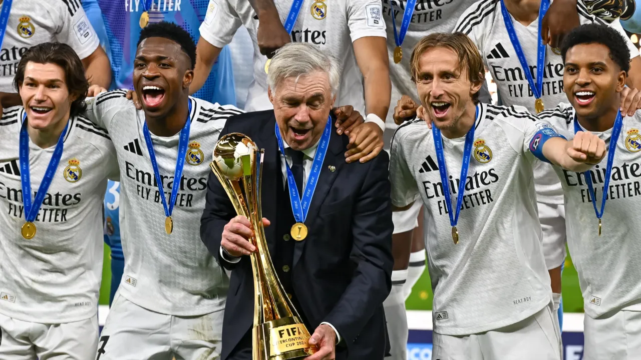Zdjęcie Carlo Ancelotti: Los 11 clubes que dirigió y sus 5 Champions