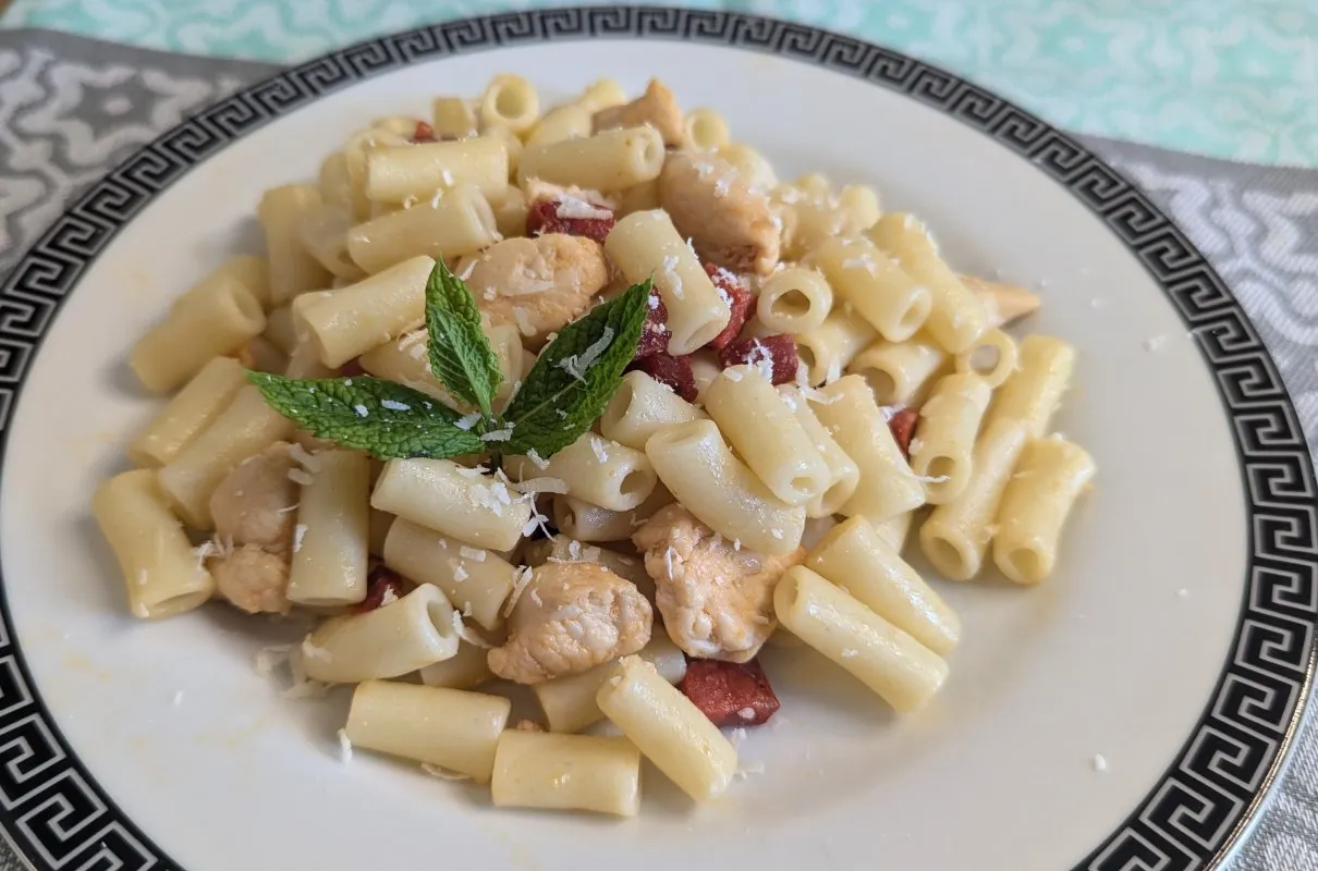 Zdjęcie Prosty przepis na penne z chorizo – szybkie danie obiadowe w 30 minut