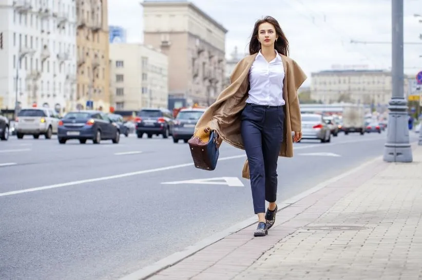 Zdjęcie Jaką bluzkę wybrać do granatowej spódnicy, aby wyglądać stylowo?