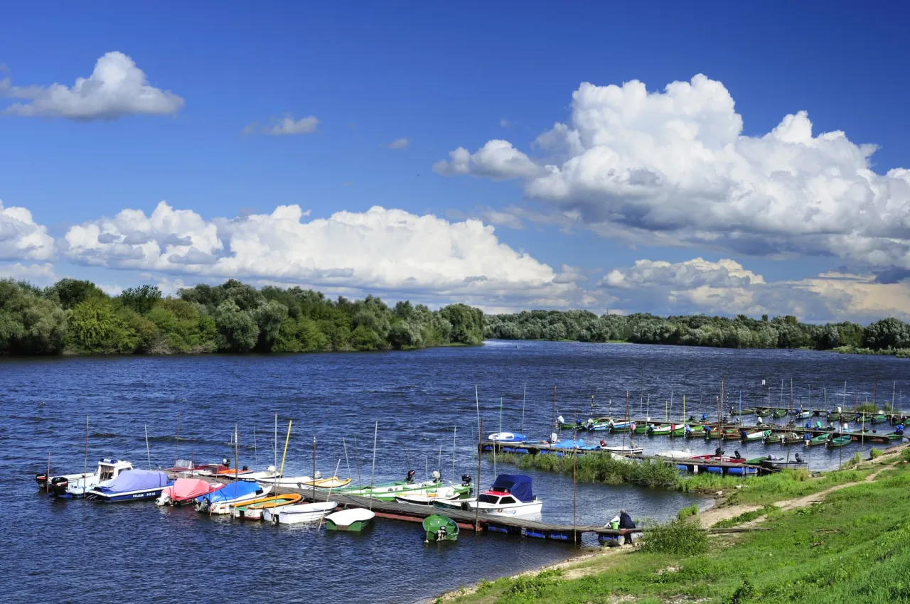 Zdjęcie Przez jakie miasta przepływa rzeka Narew? Odkryj fascynujące miejsca