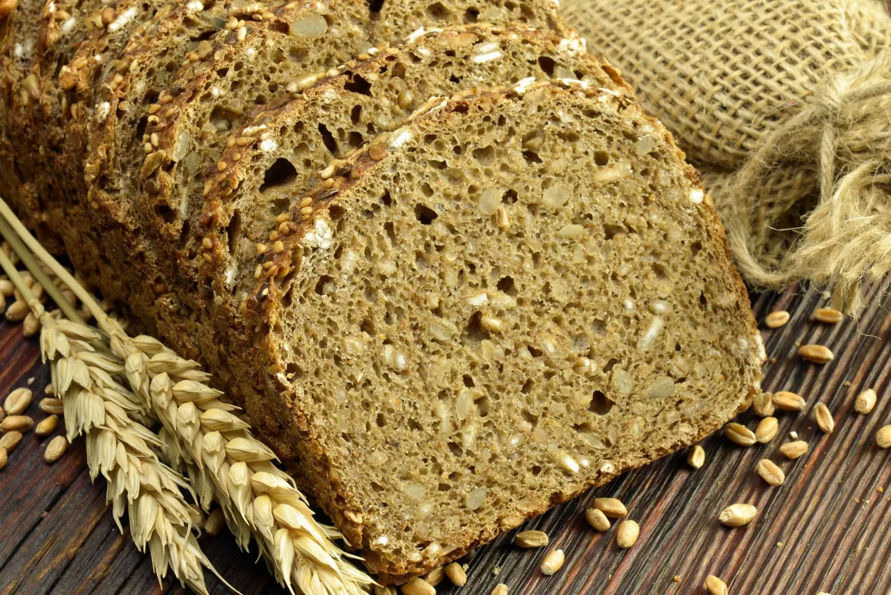 Zdjęcie Czy chleb razowy ma gluten? Dowiedz się, dlaczego nie jest bezglutenowy