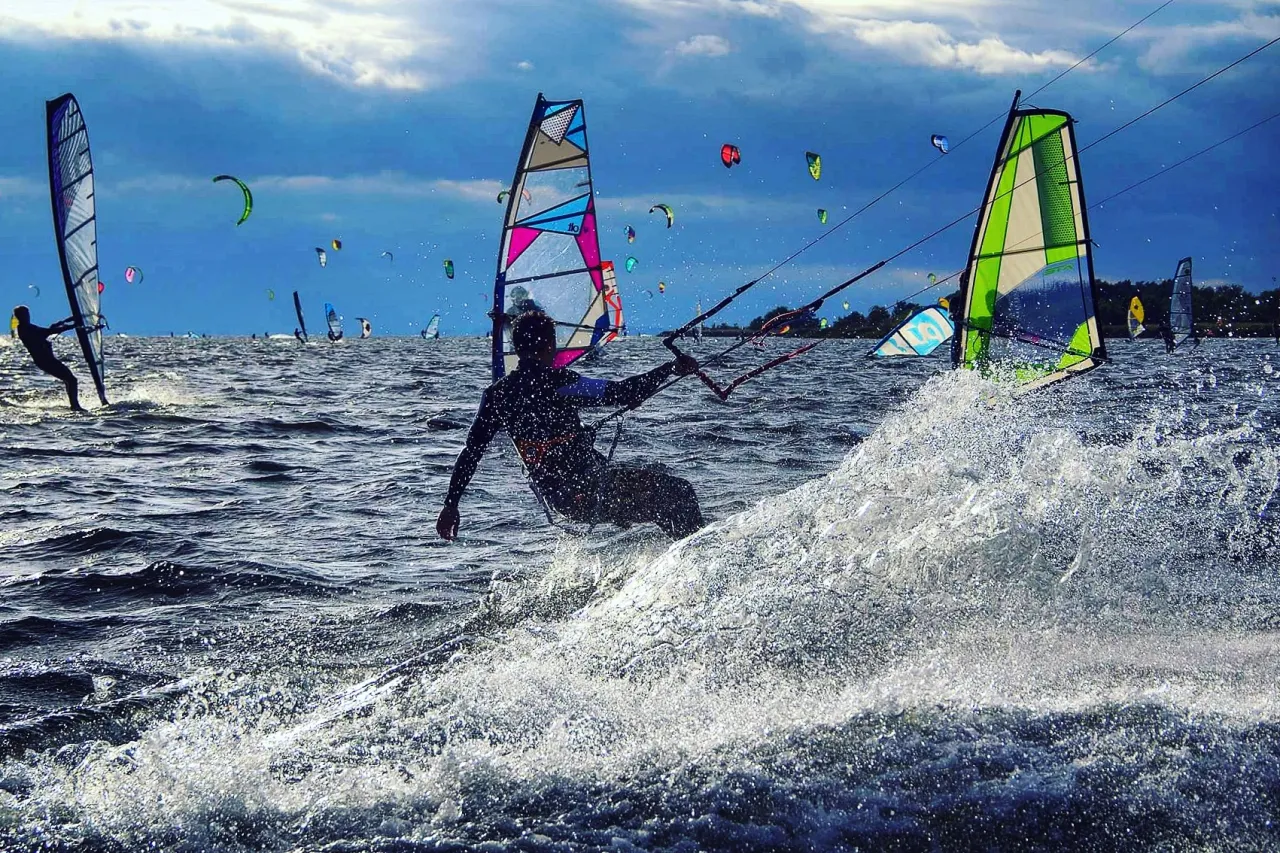 Zdjęcie Kitesurfing jaki wiatr – idealne warunki dla każdego poziomu umiejętności