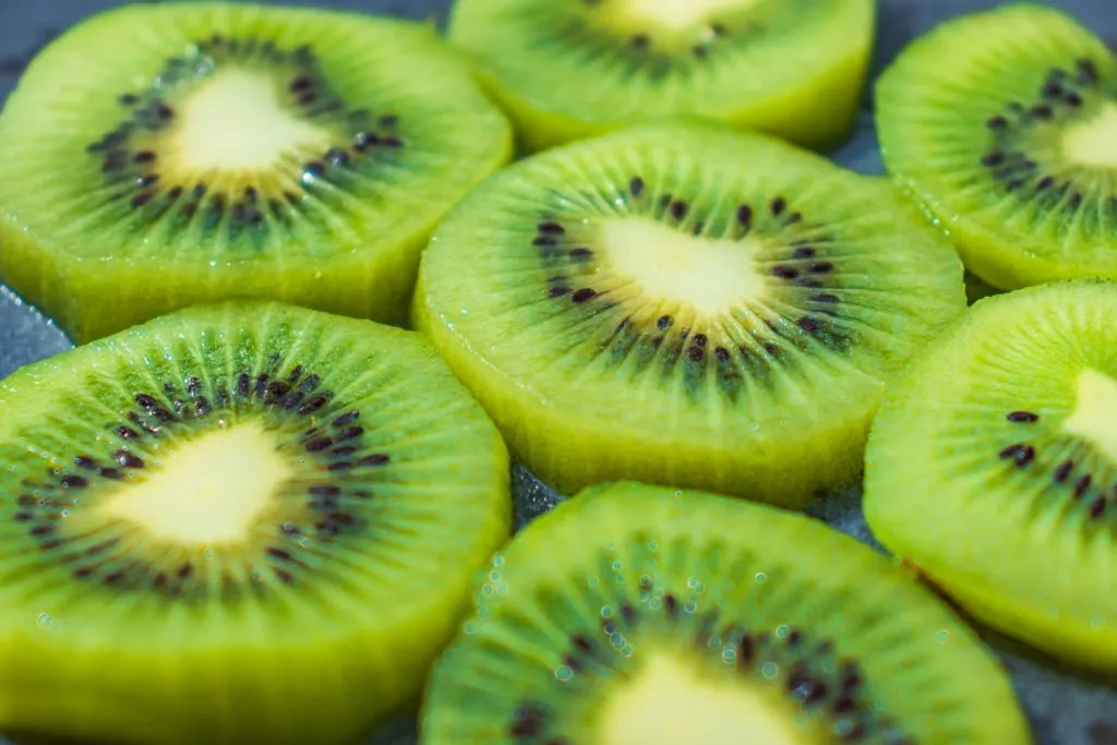 Zdjęcie Kiedy jest sezon na kiwi? Sprawdź, by nie przegapić świeżych owoców