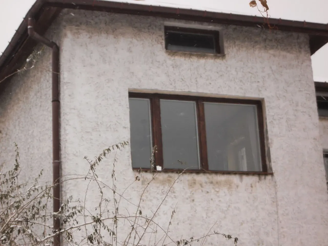 Zdjęcie Zacieki na elewacji pod parapetem: przyczyny i skuteczne usuwanie