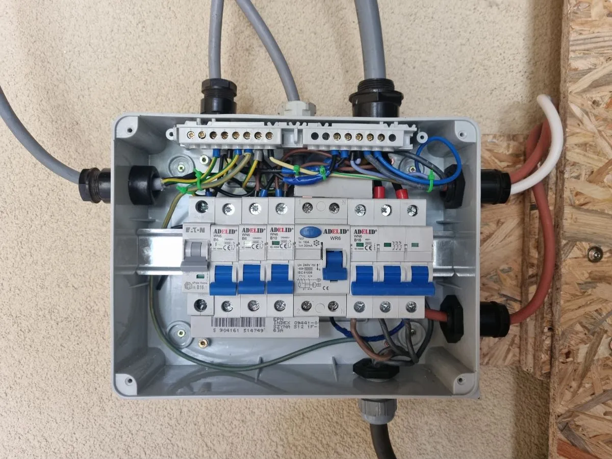 Zdjęcie Podłączenie bezpiecznika z góry czy z dołu - uniknij błędów w instalacji