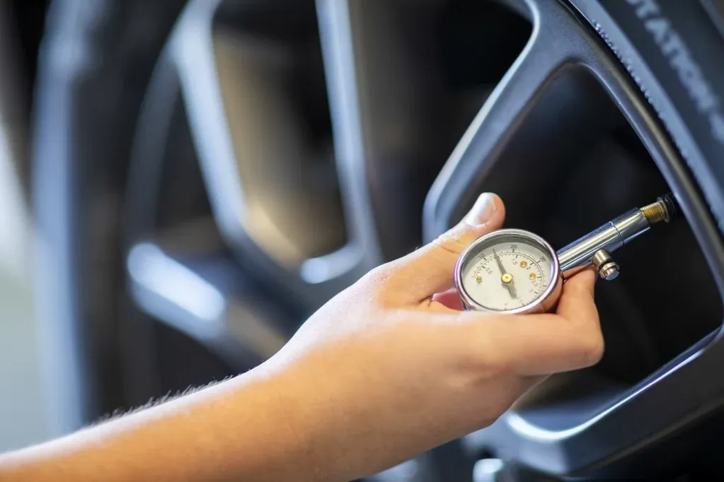 Zdjęcie Jakie ciśnienie w oponach 215/45 R17? Uniknij niebezpieczeństw na drodze