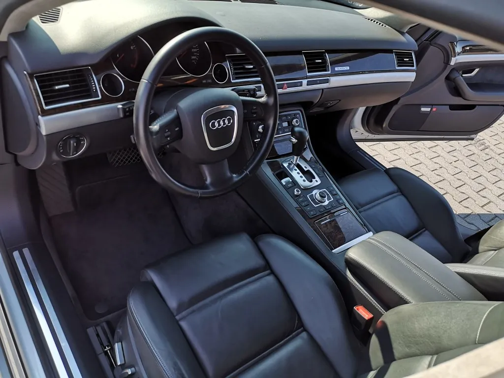 Zdjęcie Audi A8 D3 W12: Luksus i Moc w Jednym - Szczegółowa Analiza