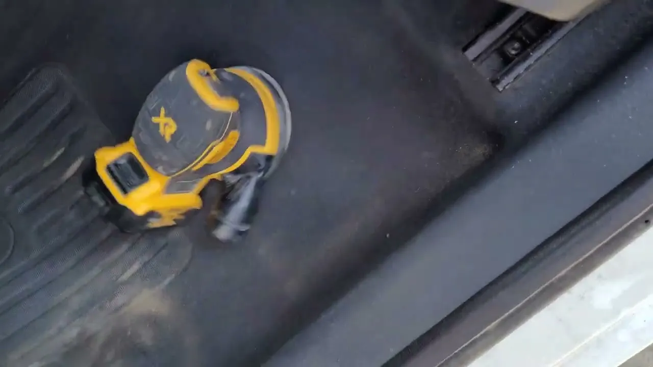 Zdjęcie Jak skutecznie wyczyścić wykładzinę w samochodzie: 7 sprawdzonych metod