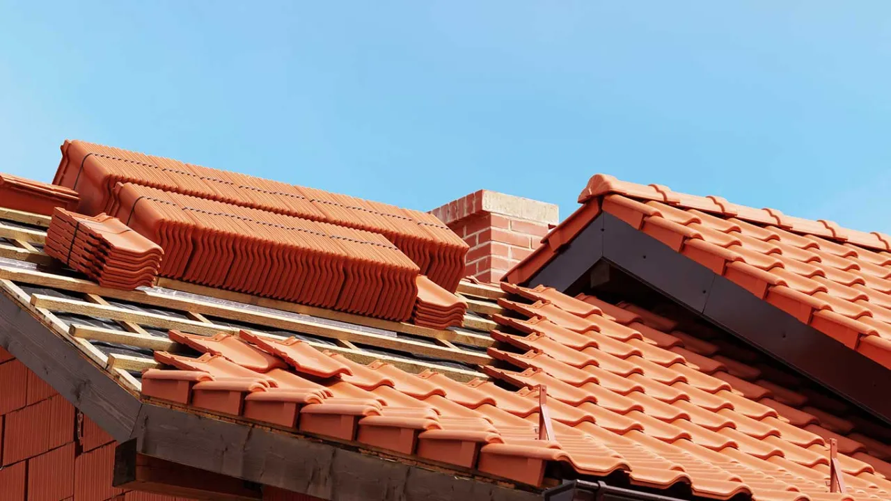 Zdjęcie Dachówka płaska ceramiczna czy betonowa: Porównanie i wybór