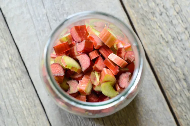 Zdjęcie Jak zrobić nalewkę z rabarbaru - prosty przepis na pyszny trunek