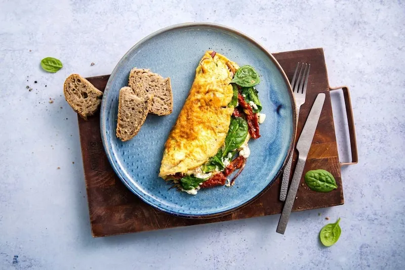 Zdjęcie Najlepszy przepis na omlet ze szpinakiem i suszonymi pomidorami - krok po kroku