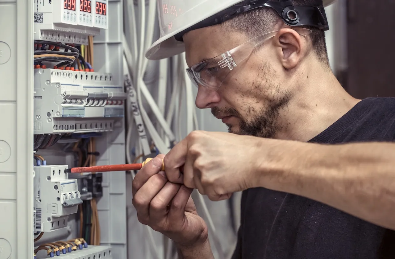 Zdjęcie Pomocnik elektryka co robi? Odkryj jego kluczowe obowiązki i umiejętności