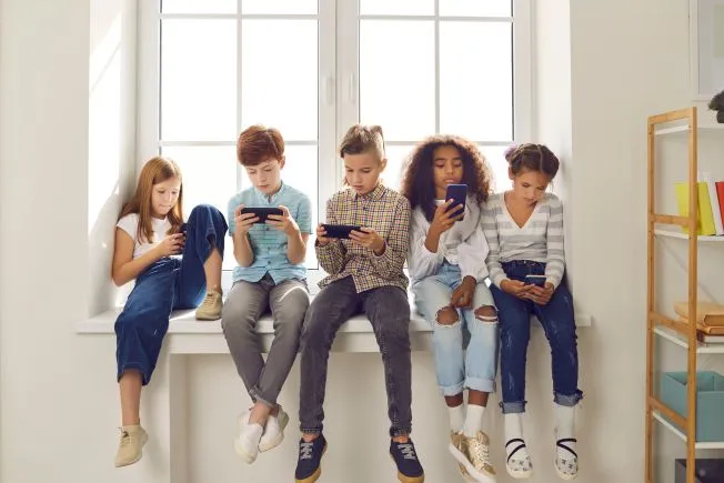 Zdjęcie Czy nauczyciel może zabrać uczniowi telefon? Przepisy i prawa w szkole