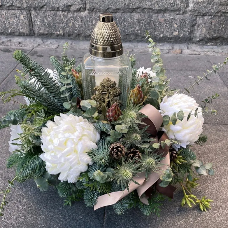 Zdjęcie Sztuczne kwiaty jak żywe na cmentarz - piękne i trwałe rozwiązanie