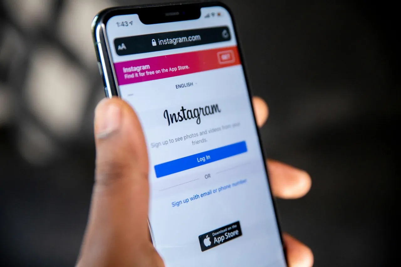 Zdjęcie Jak pobrać filmik z Instagrama na telefon bez znaków wodnych?