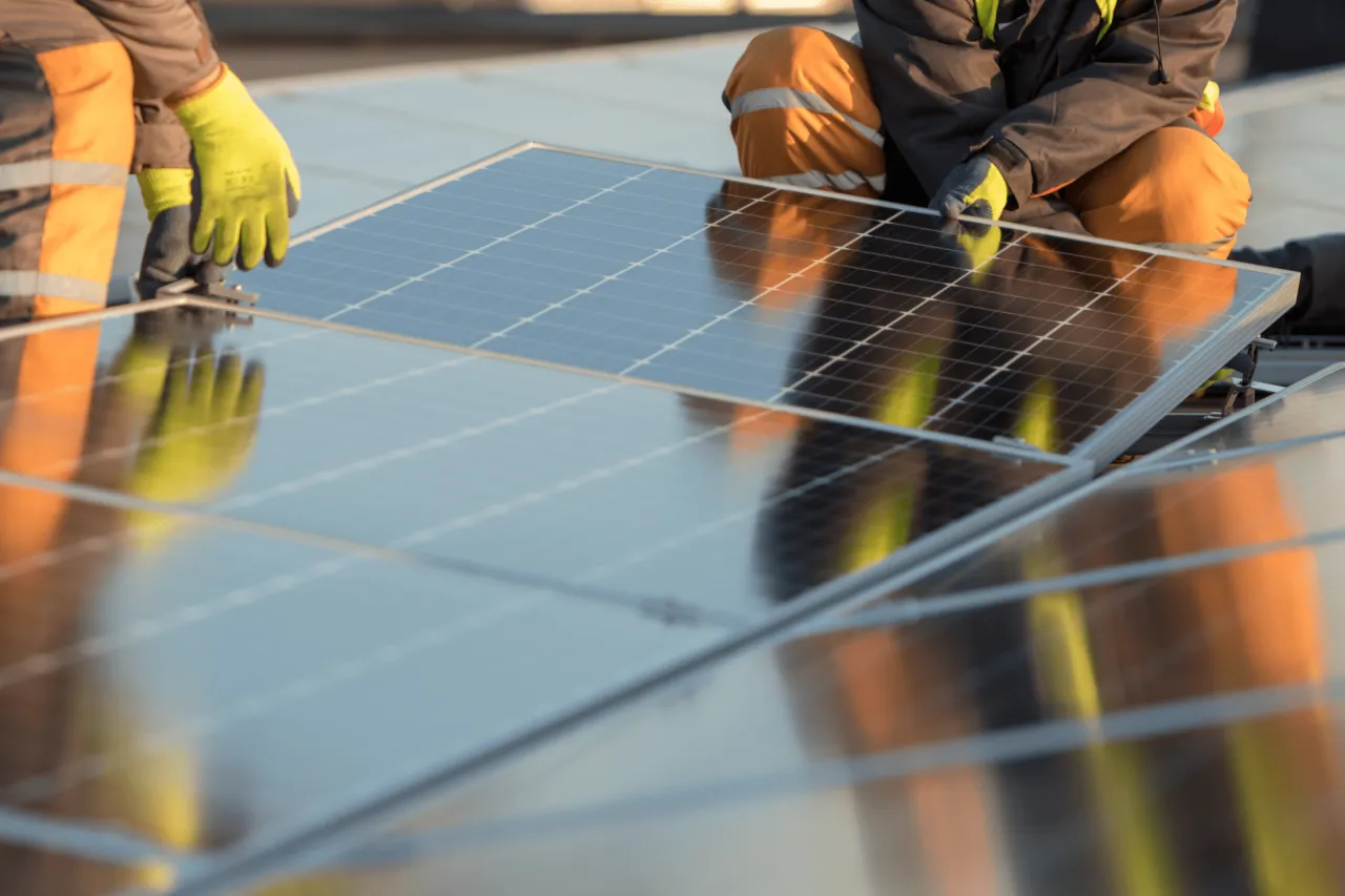 Zdjęcie Ile waży panel solarny? Poznaj wagi i ich wpływ na instalację