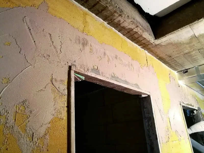 Zdjęcie Jak wzmocnić tynk wapienny i uniknąć jego pękania i uszkodzeń