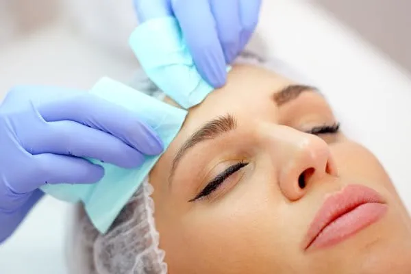 Zdjęcie Czy pryszcze można wyciskać? Poznaj ryzyko i lepsze metody pielęgnacji