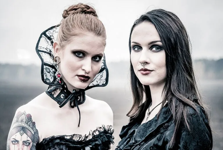 Zdjęcie Czerń od stóp do głów: Jak nazwać ten styl? | Poradnik