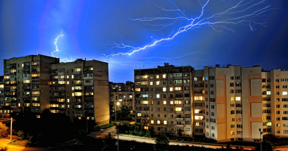 Zdjęcie Czy piorun może uderzyć w blok i jakie niesie to zagrożenia?