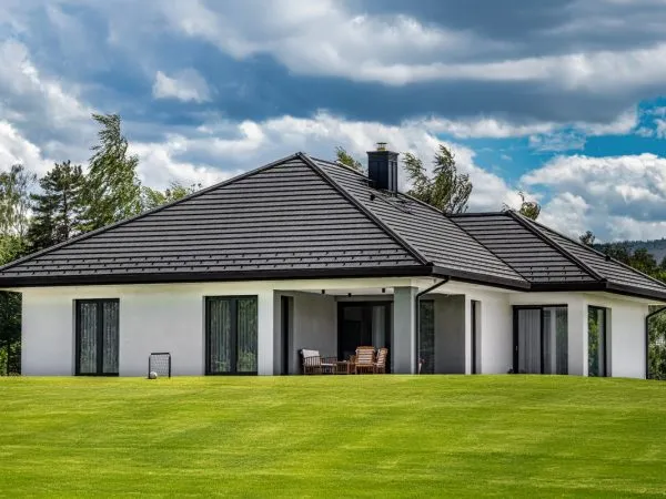 Zdjęcie Jakiej firmy dachówkę wybrać, aby uniknąć problemów z dachem?