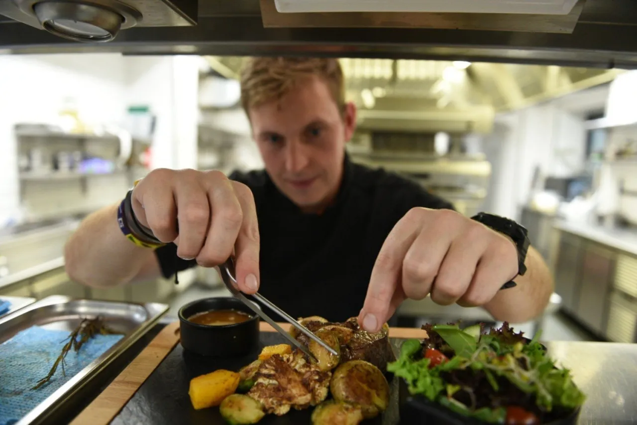 Zdjęcie Co zjeść w Toruniu? Najlepsze lokalne potrawy i restauracje, których nie możesz przegapić