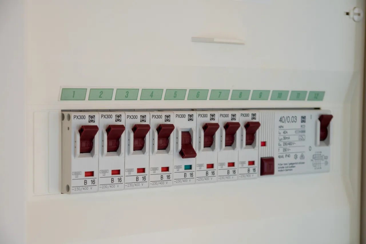 Zdjęcie Czy można pomalować skrzynkę elektryczną? Sprawdź zasady i bezpieczeństwo
