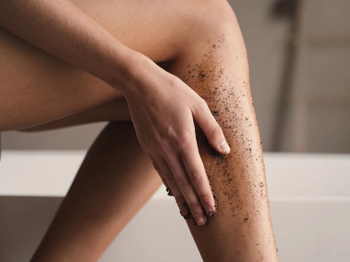 Zdjęcie Peeling przed goleniem czy po – jak uniknąć podrażnień skóry?