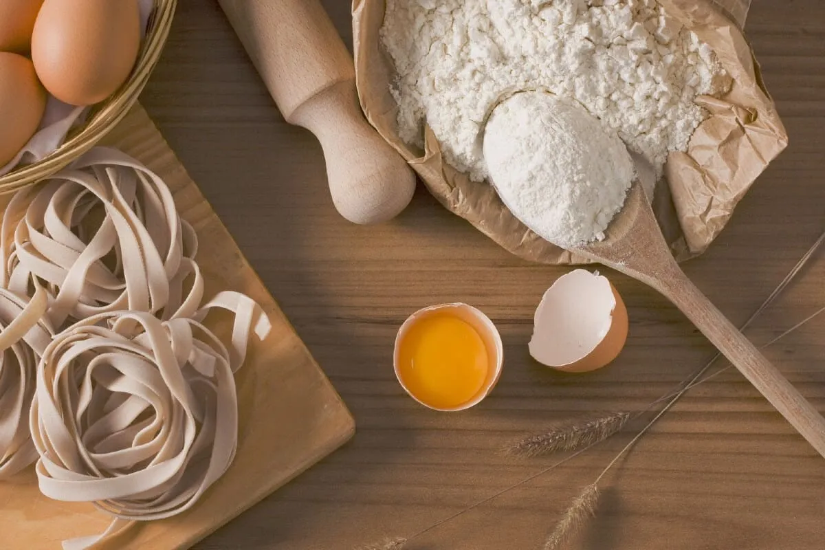 Zdjęcie Ile szklanek to 0,5 kg mąki? Sprawdź, jak dokładnie to przeliczyć