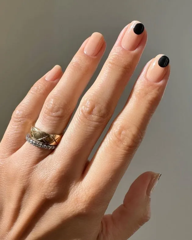Zdjęcie Modny manicure 2025: 7 gorących trendów, które musisz znać