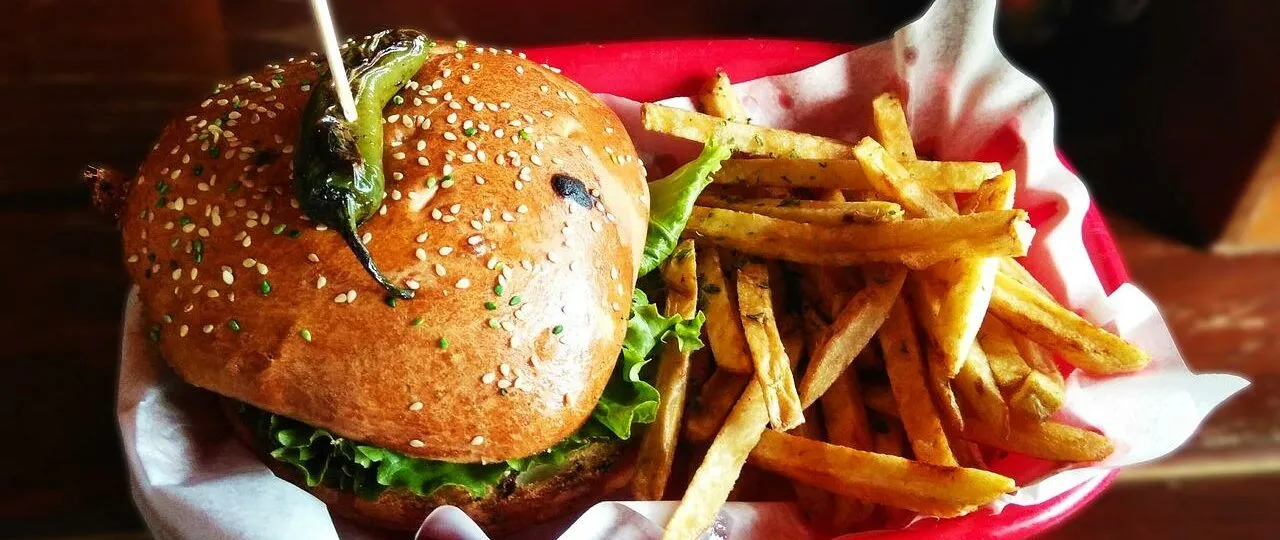 Zdjęcie Ile kcal ma jalapeno burger? Zaskakujące różnice w kaloryczności