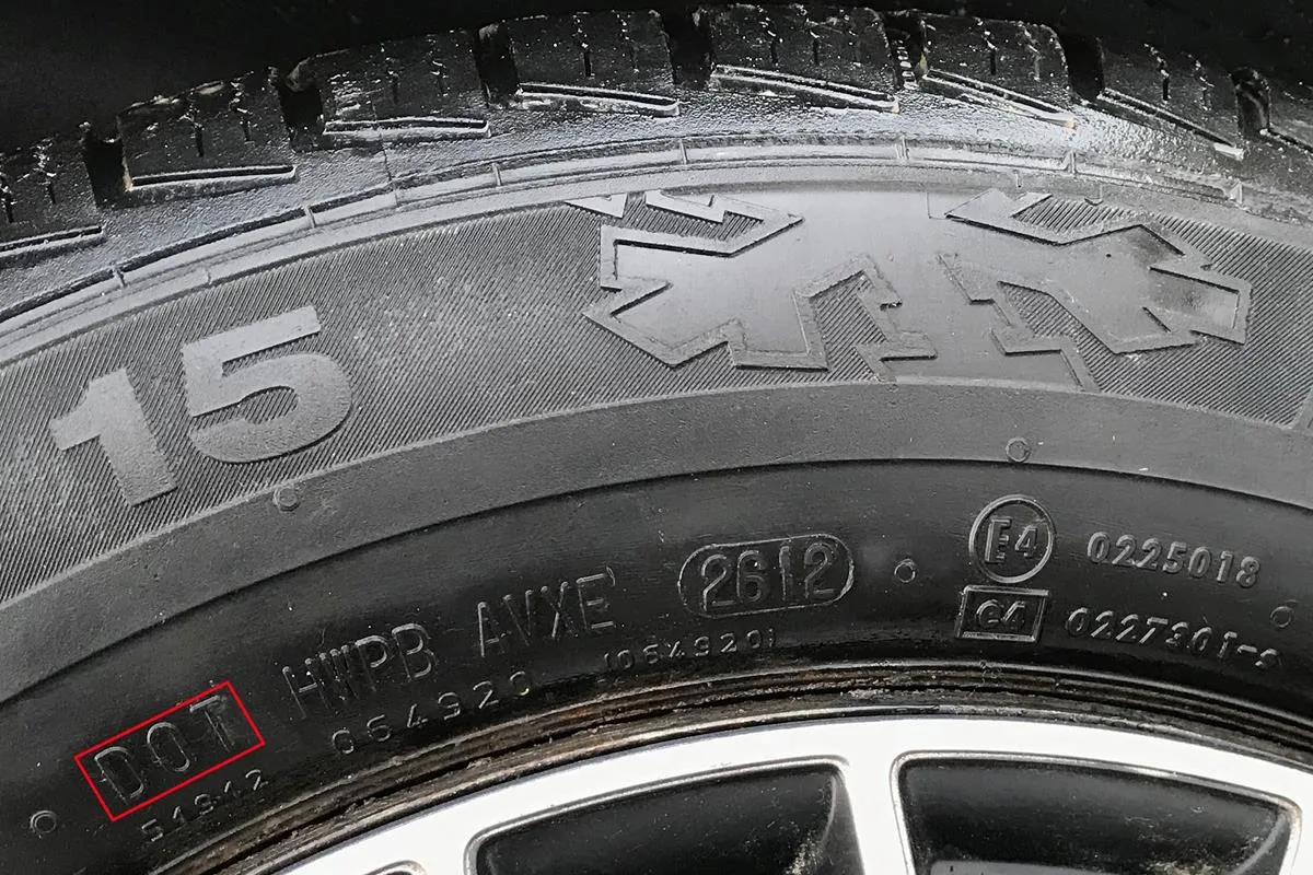 Zdjęcie Jak sprawdzić rocznik opony i uniknąć niebezpieczeństwa na drodze