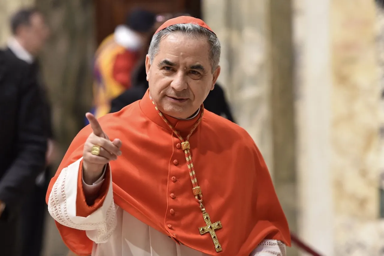 Zdjęcie Kardynał Angelo Becciu: kontrowersje, afery i wpływ na Kościół katolicki