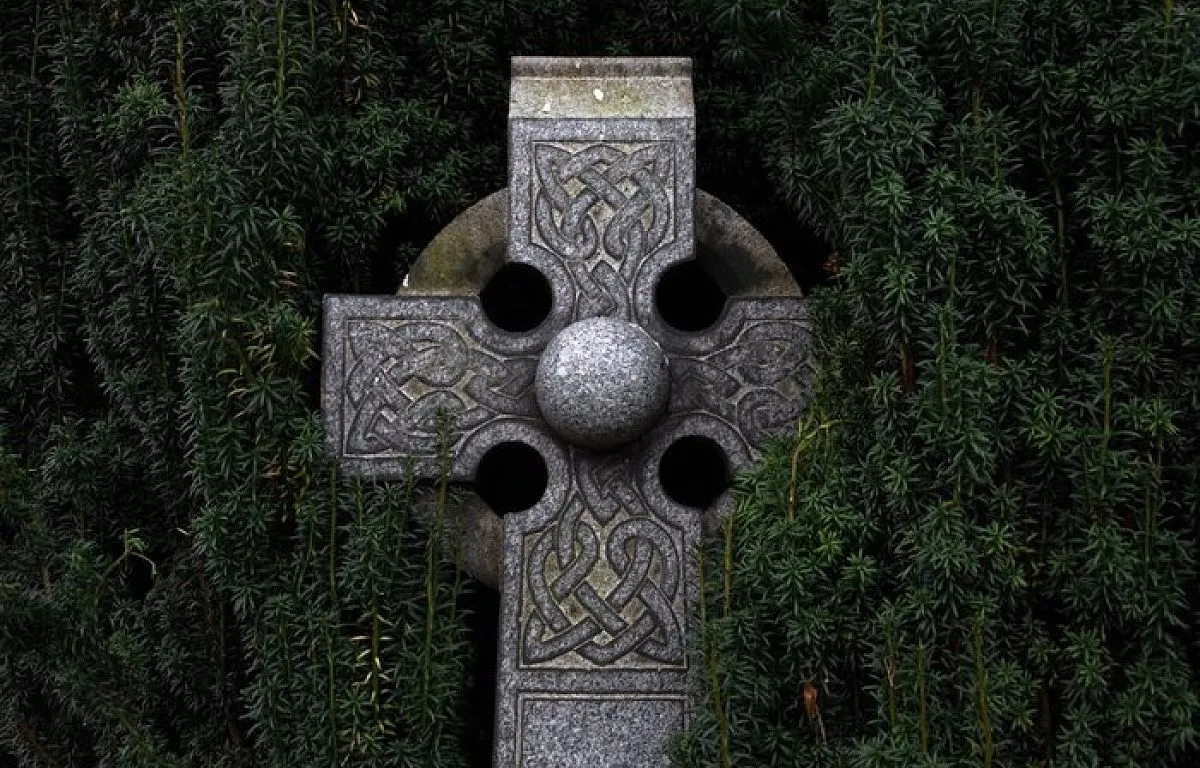 Zdjęcie Co symbolizuje krzyż w kole? Oto znaczenie, które Cię zaskoczy!