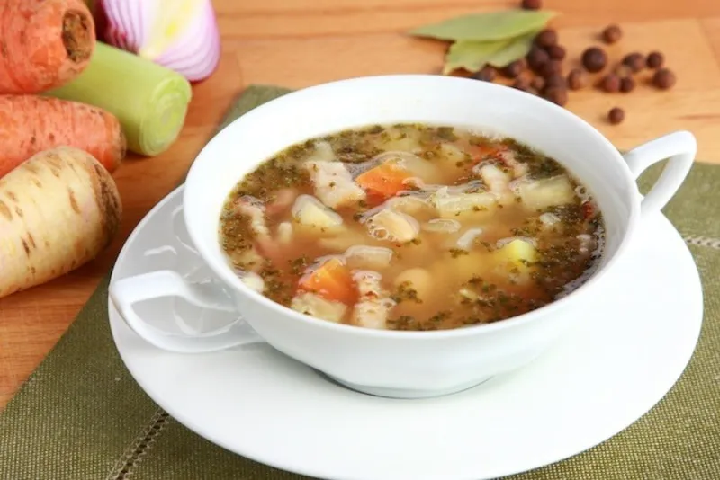 Zagęszczanie zupy fasolowej zasmażką