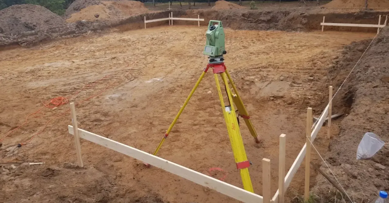 Geodeta na budowie domu, wytyczanie fundamentów