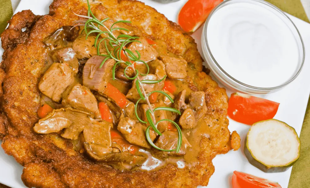 Przykładowe dania kuchni góralskiej: oscypek, kwaśnica, placek po zbójnicku