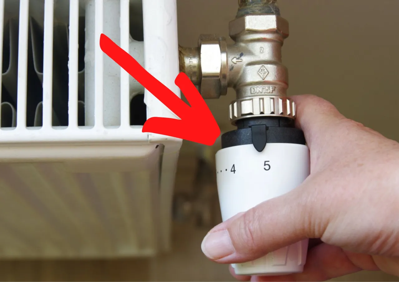 czujnik temperatury zamontowany obok grzejnika jako przykład błędu