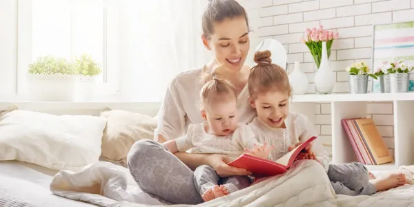 dziecko i rodzic razem oglądają książkę edukacyjną