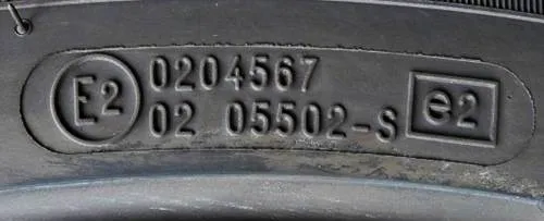 oznaczenie homologacji E na oponie