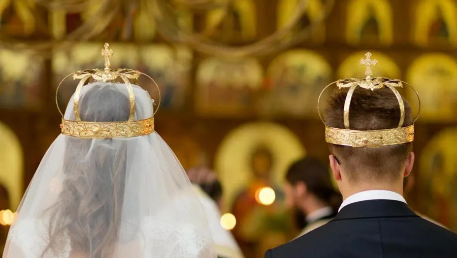 para młoda w kościele, symbolika sakramentu małżeństwa