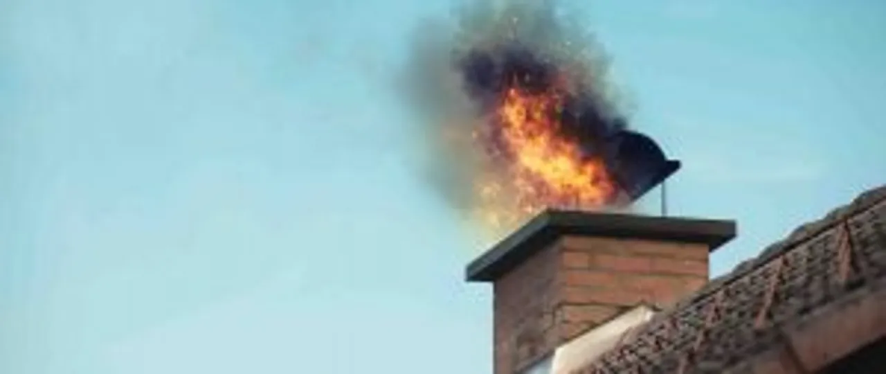Płonący komin z sadzą. Zastanawiasz się, czym gasić sadze w kominie? Szybka reakcja jest kluczowa.