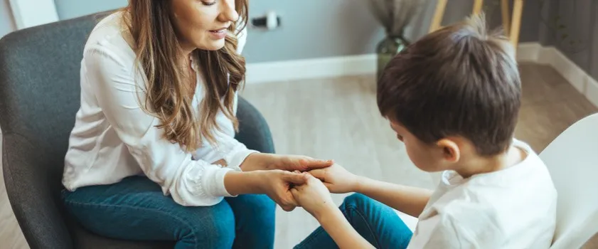 Rodzic wspierający dziecko z lękiem
