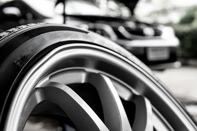 uszkodzona felga aluminiowa vs stalowa